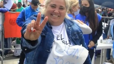 Las autoridades intentan determinar quién manipuló la botella de alcohol.