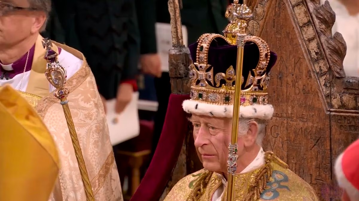 El rey Carlos III con la corona real de San Eduardo. Foto: AP.-