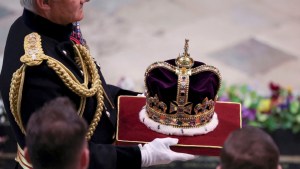 Coronación de Carlos III: las dos coronas que porta el rey de Reino Unido