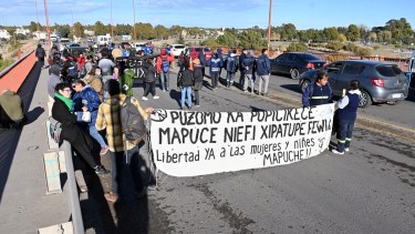 El corte, con intermitencias, se realizó en el puente "Basilio Villarino". Fotos: Marcelo Ochoa.