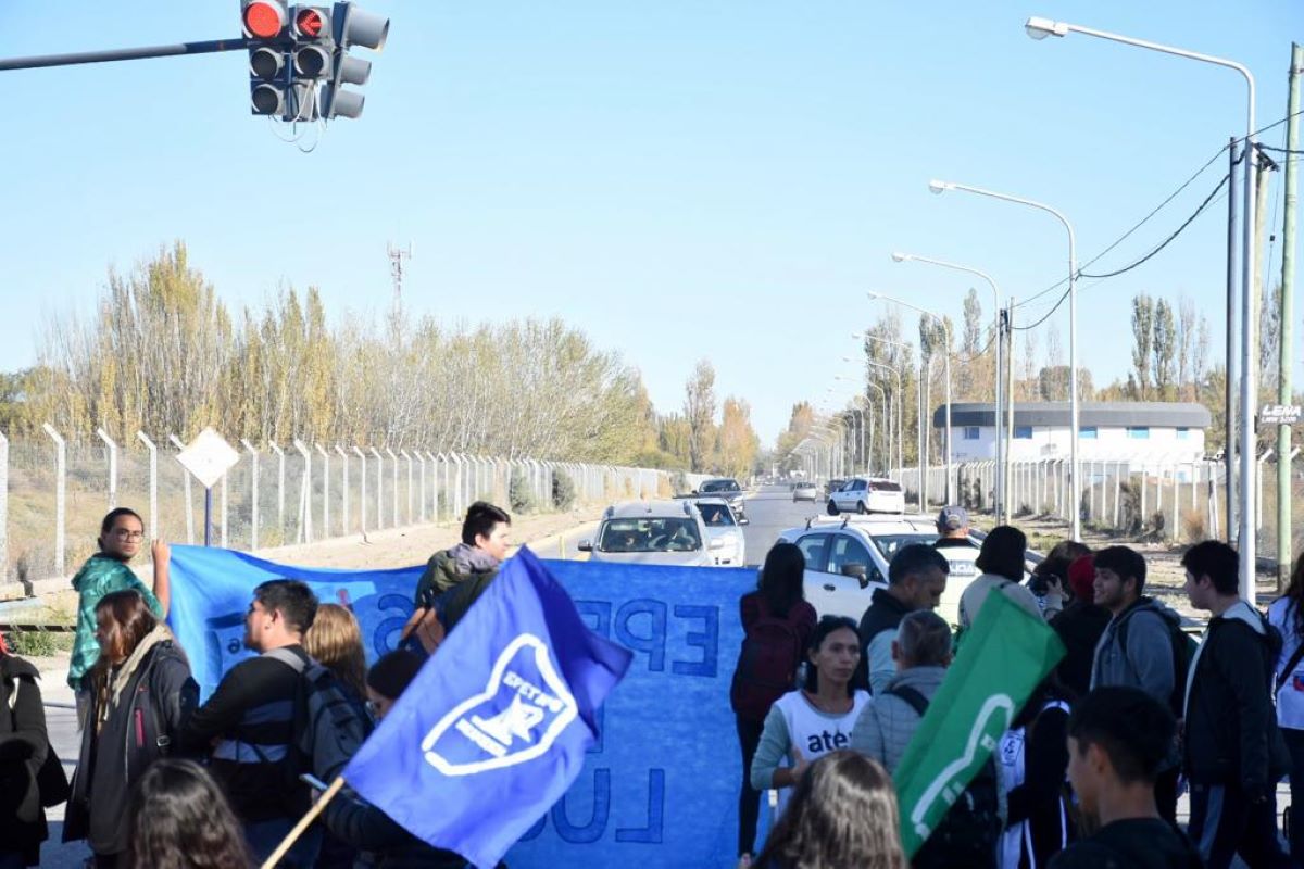 Integrantes de escuelas de Neuquén mantienen un bloqueo. Foto: Matías Subat. 