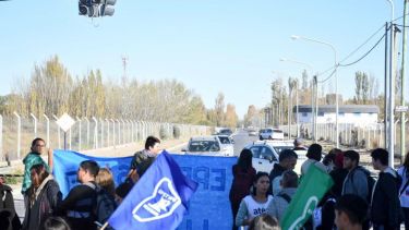 Integrantes de escuelas de Neuquén mantienen un bloqueo. Foto: Matías Subat. 