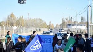 Levantaron el corte en calle Lanín  y el bloqueo en el oeste de Neuquén: hubo reclamos de escuelas