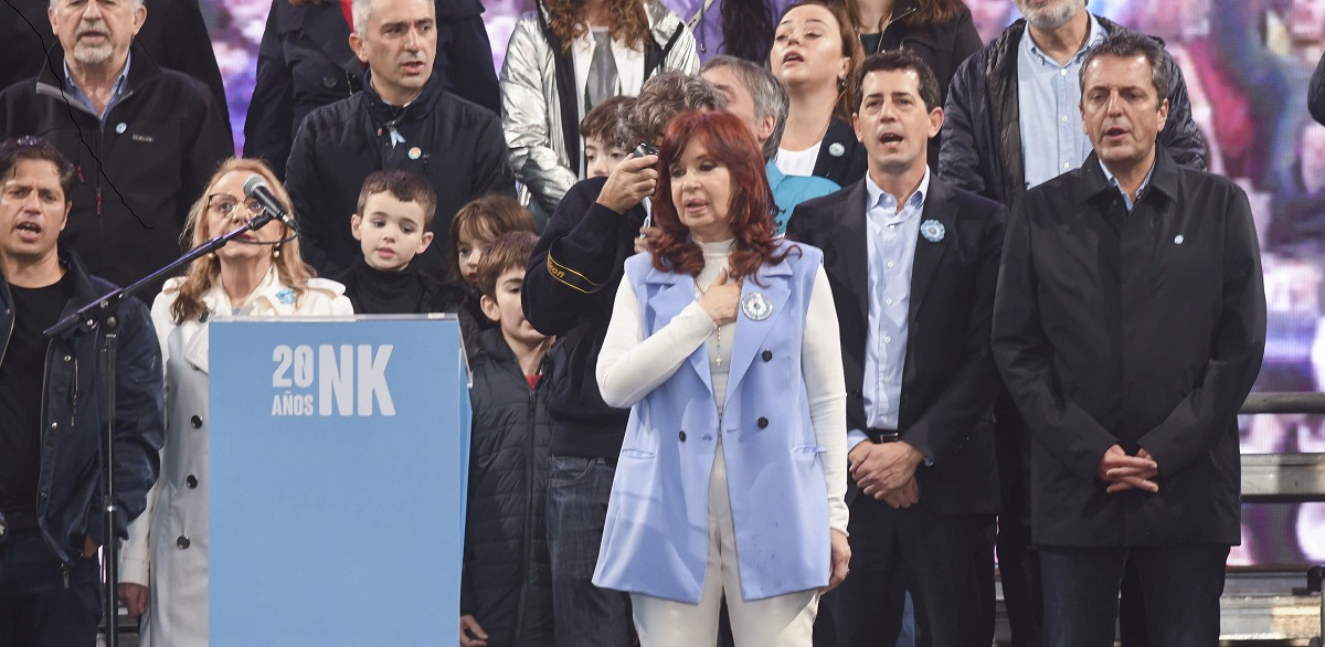 Cristina con Kicillof, De Pedro y Sergio Massa en el escenario del acto por los 20 años de la asunción de Néstor Kirchner.