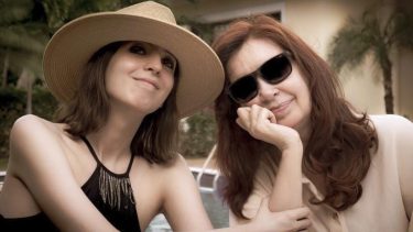 La vicepresidenta y su hija Florencia Kirchner, que no corrió la misma suerte que su hermano Máximo en la causa Hotesur. 