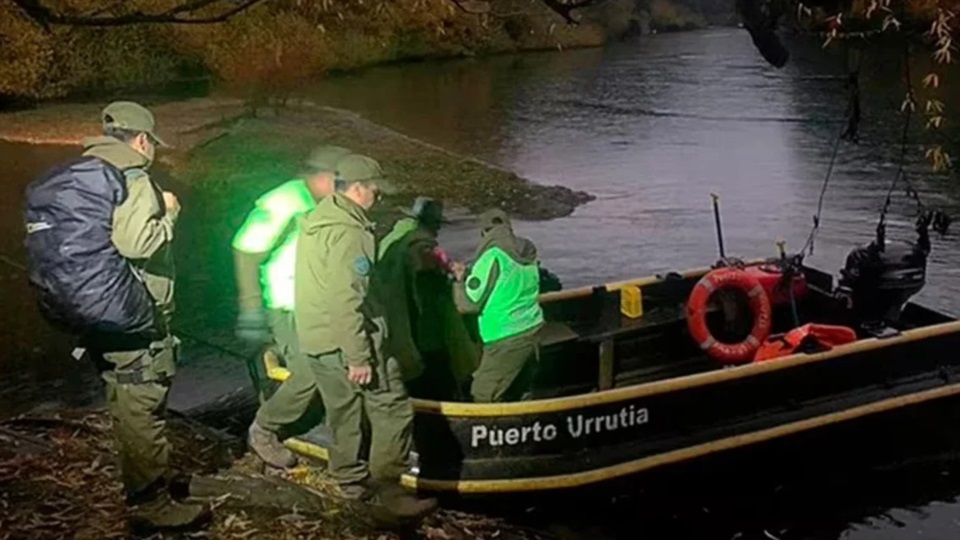 Avelino fue trasladado desde el paraje El León por el río Manso y recibido por gendarmes en la frontera argentina. Gentileza Diario Jornada