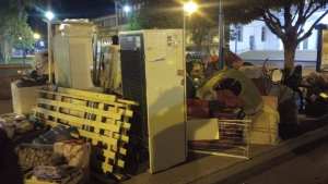 Reubicaron a la familia que había sido desalojada y se habían instalado frente a la Municipalidad de Roca