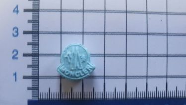 Moncler verde es una droga sintética que, aseguran, consumió el joven que murió en la fiesta electrónica. (Gentileza Infonews) 