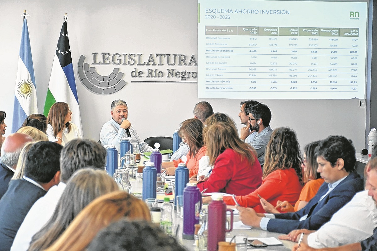 El equipo económico de Río Negro, encabezado por Luis Vaisberg, detalló la deuda en diciembre en las comisiones de la Legislatura. Foto: Marcelo Ochoa.