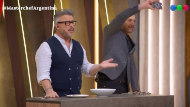 Un momento de canto italiano en Masterchef, entre Donato de Santis y Silvana. Foto: Captura Telefé