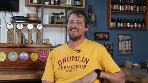 La cerveza elaborada con agua de la precordillera se disfruta en el Festival Nacional del Chef Patagónico en Pehuenia