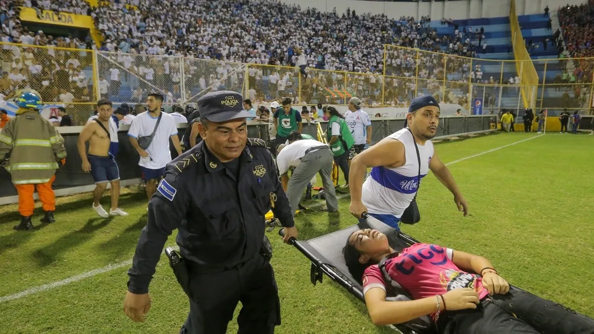Tras una estampida humana en un estadio de El Salvador, murieron 12 personas. Foto Gentileza.