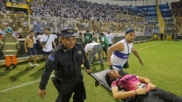 Tras una estampida humana en un estadio de El Salvador, murieron 12 personas. Foto Gentileza.
