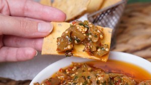 Berenjena en escabeche y galletas para la picada