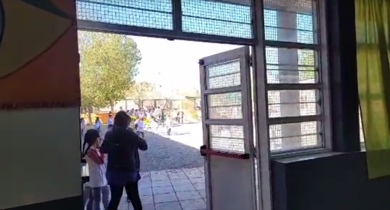 El angustiante pedido de una maestra de Neuquén entre el humo: "vengan a retirar los chicos" 