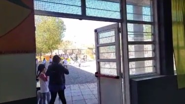 El angustiante pedido de una maestra de Neuquén entre el humo: "vengan a retirar los chicos" 