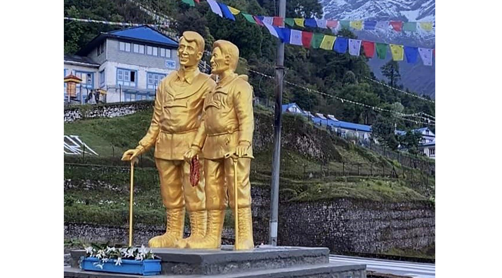 Los monjes bendijeron las sonrientes estatuas, emplazadas junto a la pista del aeropuerto Tenzing-Hillary en Lukla, la puerta de entrada.