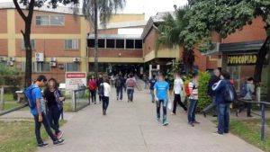 Ingresó armado a la Universidad de Tucumán: amenazó a compañeros y dejó sobres con balas a docentes