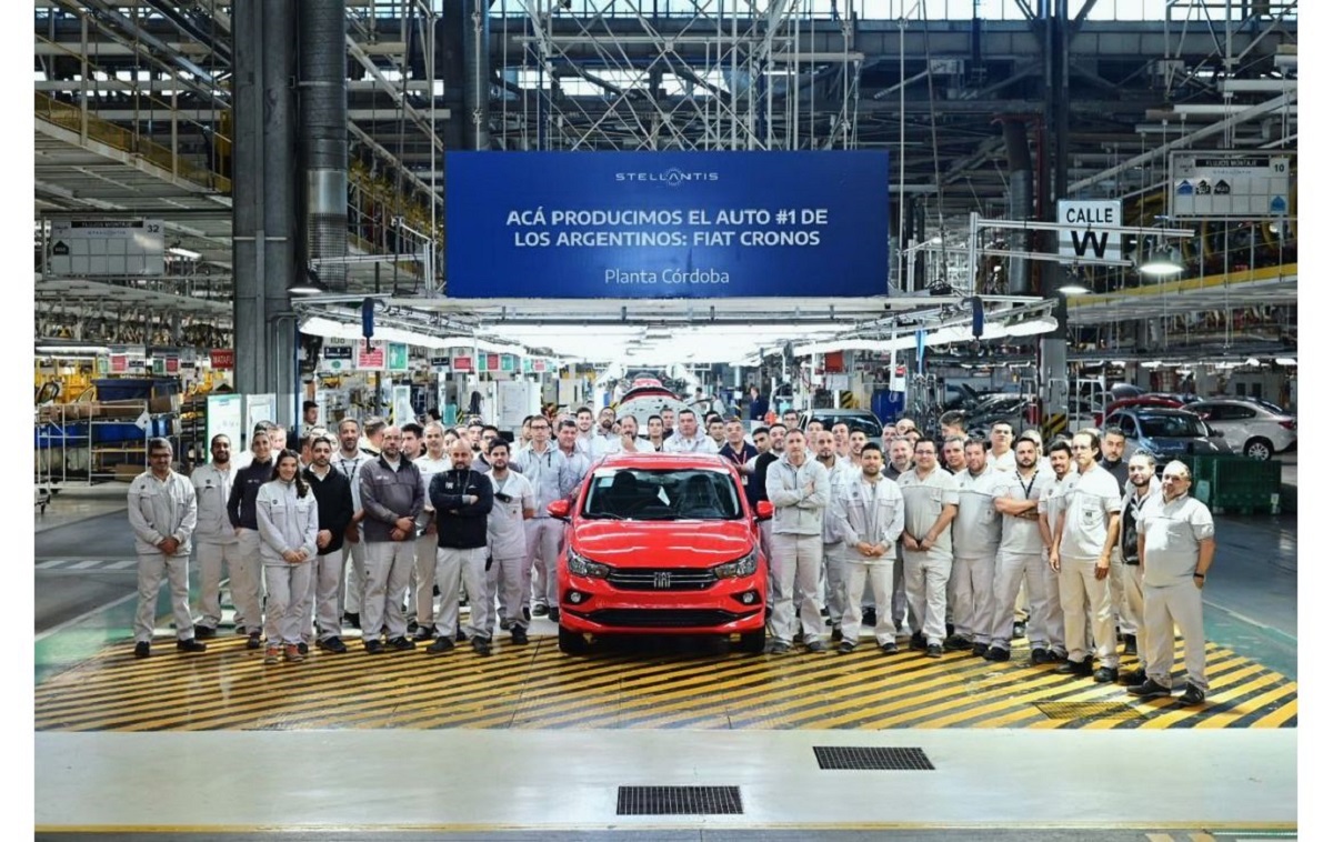La fabricación del Fiat Cronos 300.000 en Córdoba fue celebrado por el personal de Stellantis.