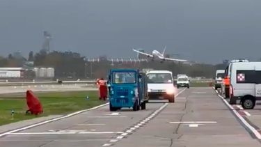 Video: la arriesgada maniobra de un piloto de Flybondi que evitó una tragedia