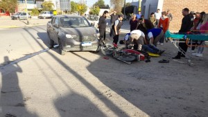 Un motocilista fue hospitalizado tras sufrir un accidente en un peligroso cruce de Roca