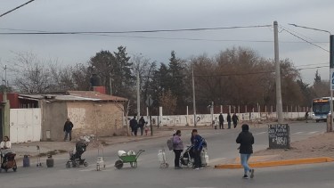 Cortan el Metrobus de Neuquén porque el camión garrafero no pasó: "No nos vamos a mover"