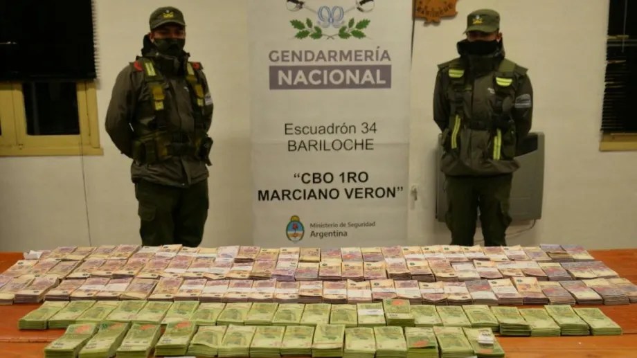 Personal del Escuadrón 34 Bariloche de Gendarmería hizo el procedimiento donde hallaron los 3.060.000 pesos en una camioneta de la Secretaría de Energía, que transportaba una exfuncionaria. (foto de archivo) 