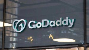 GoDaddy, el popular servicio de internet que dejará de recibir pesos argentinos