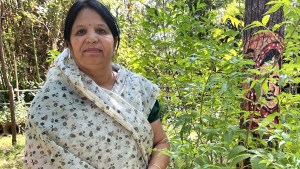 111 árboles por hija cambiaron el futuro de Piplanti, un pueblo de India