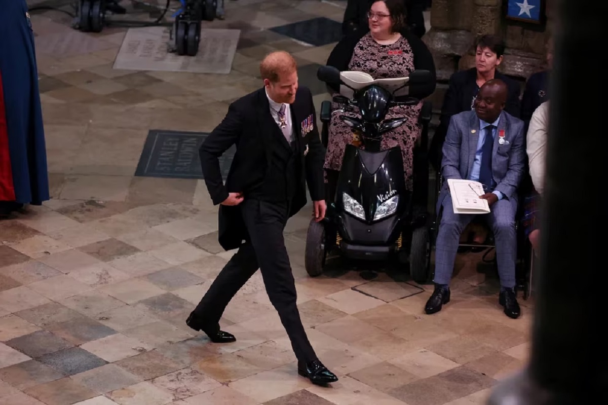 Harry llegó solo a la abadía de Westminster y, de igual manera, se retiró. Foto: Reuters.-