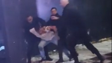 Uno de los empleados de seguridad agredió en reiteradas oportunidades a un joven. Foto: Screenshot.