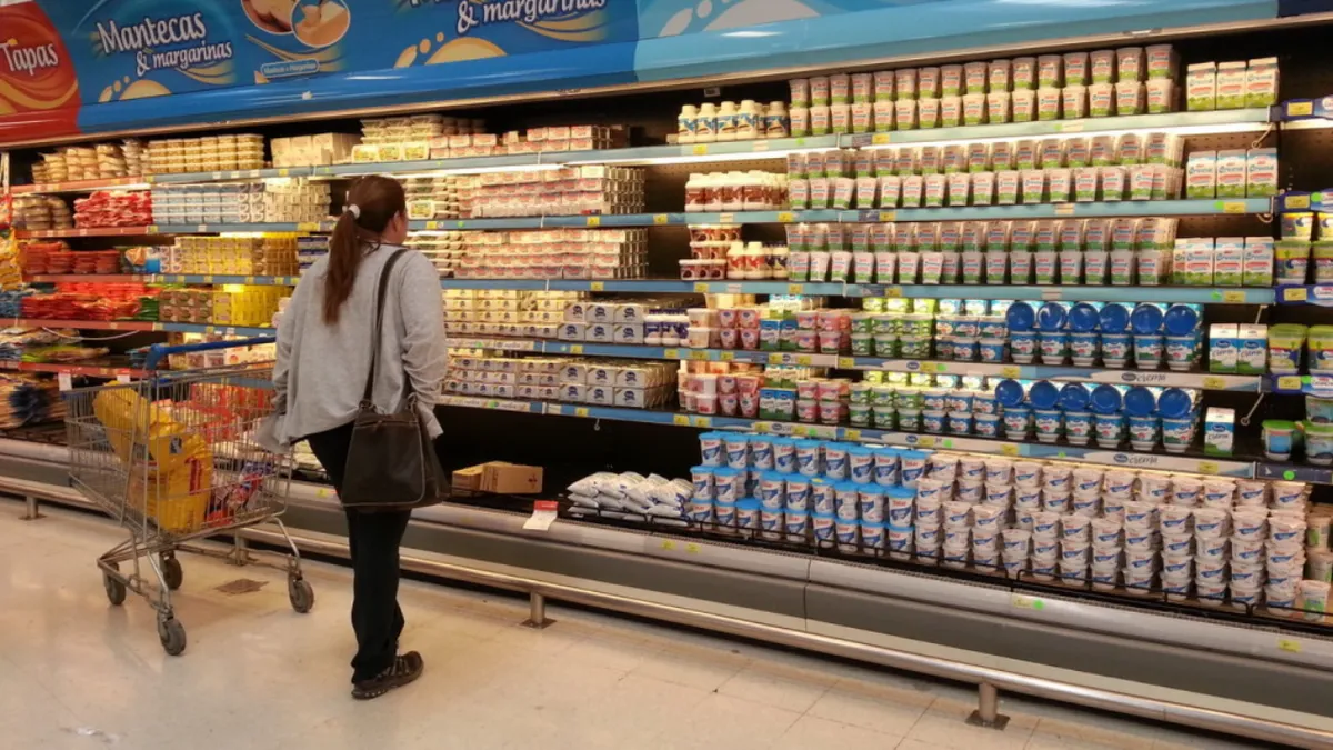 La leche será uno de los alimentos que aumentará tras la inflación de junio. Foto Archivo.