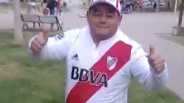 Danilo Torres fue filmado mientras cumplía con la apuesta. Foto: Screenshot.