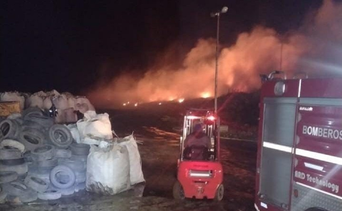 Miles de neumáticos se quemaron al incendiarse una planta de reciclado en Ushuaia.
