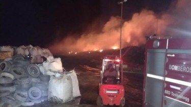 Miles de neumáticos se quemaron al incendiarse una planta de reciclado en Ushuaia.
