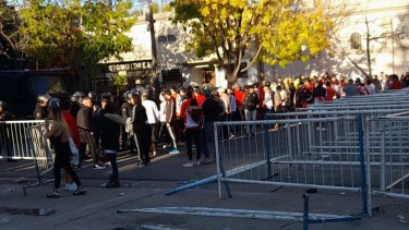 Los hinchas denunciaron que no les permitieron el acceso, pese a contar con entradas.