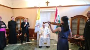 Tango para el Papa: una adolescente argentina tocó La Cumparsita en una audiencia en Hungría