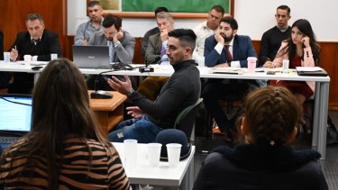 Germán Morales, uno de los participantes en el curso, fue el primer testigo de la segunda jornada. Foto: Marcelo Ochoa.