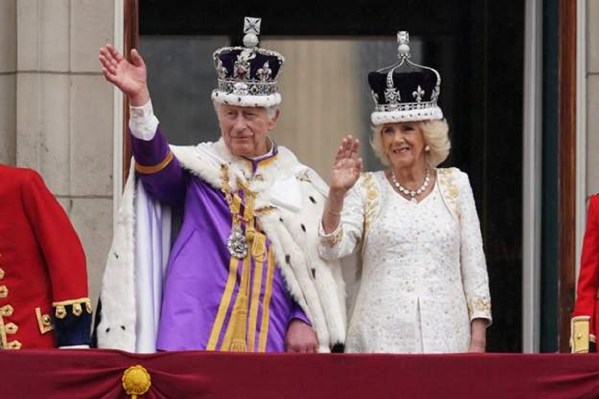 El rey Carlos III y la reina Camilla salieron al balcón a saludar a la ciudadanía de Reino Unido. Foto: BBC de Londres.-