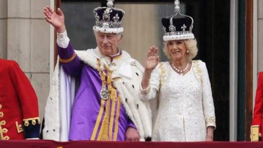 El rey Carlos III y la reina Camilla salieron al balcón a saludar a la ciudadanía de Reino Unido. Foto: BBC de Londres.-