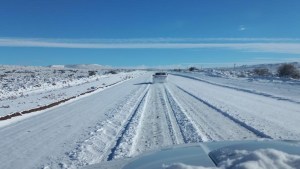 Nevó en la Región Sur y se debe transitar con extrema precaución en la Ruta 23