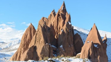Así se ven estas maravillas del norte neuquino cubiertas de nieve.