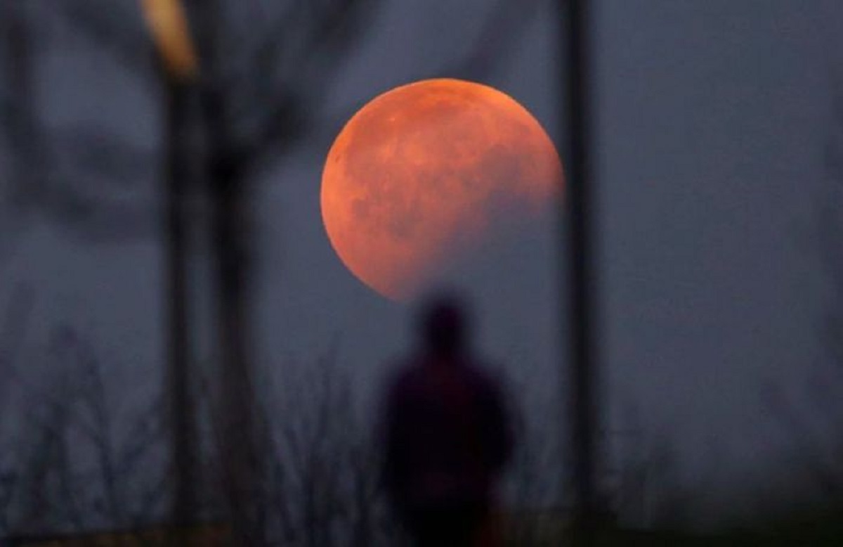 Un eclipse lunar sucede cuando la Tierra se interpone entre el Sol y la Luna, generando un cono de sombra que oscurece a la Luna. Archivo.