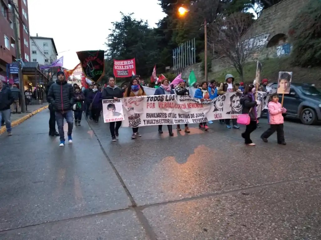 Durante varios años los familiares de las víctimas de la represión policial del 17 de junio de 2010 marcharon en Bariloche en reclamo de justicia. (foto de archivo)