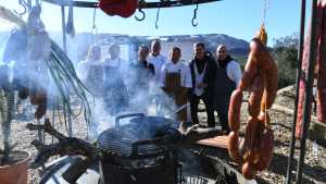 Fotos de la terraza con los fogones que ya están a full en el Festival Nacional del Chef Patagónico
