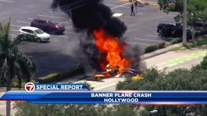 Video: un piloto murió tras estrellar su avioneta en una calle de Hollywood