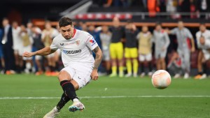 Como en Qatar, Montiel pateó el penal de la gloria y le dio el título de la Europa League al Sevilla