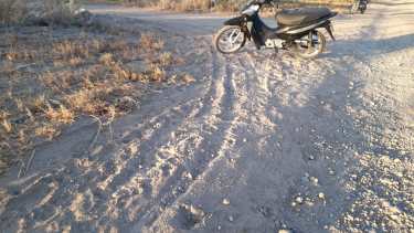 El sujeto abandonó la moto en la zona rural y luego fue detenido en medio de las chacras. foto: gentileza
