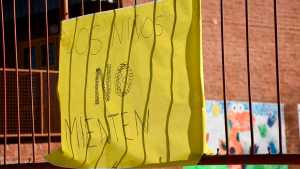 Video: atacaron la casa del docente acusado de abuso sexual en el Jardín 23 de Neuquén