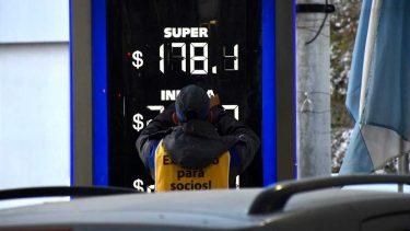 Los precios en los surtidores aumentaron antes de lo previsto por el Gobierno. Foto Matías Subat.